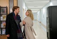 Rote Rosen – ARD ROTE ROSEN FOLGE 977 Uhr im ERSTEN. Sophie (Anne Apitzsch, r.) wird von Steffen (Christoph Kottenkamp, l.) verdächtigt, auf Tim geschossen zu haben.
