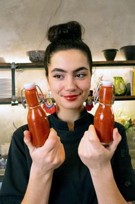 Zu Tisch mit Lucie - Kitchen Hacks – Lucie zeigt, wie man Sriracha-Soße selbst zubereiten kann.