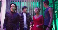 Find me in Paris – (V.li.:) Frank (Seán Óg Cairns), Henri (Christy O’Donnell), Lena (Jessica Lord) und Nico (Jake Swift) sind erstaunt, dass sie wieder auf der Bühne in der Ballettschule stehen, denn eben waren sie noch in der Zeitreisenbehörde festgehalten worden. Magische Kräfte haben sie zurückgebracht, aber wer von ihnen verfügt über solche Kräfte?