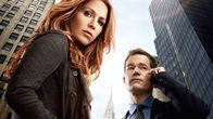 Unforgettable – Von links nach rechts: Carrie Wells (Poppy Montgomery) und Detective Al Burns (Dylan Walsh).