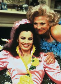 Die Nanny – Frans (Fran Drescher, li.) Mutter Sylvia (Renee Taylor) hat den Verwandten erzählt, ihre Tochter sei mit dem reichen Maxwell verheiratet. Ein Besuch der lieben Verwandten stellt Fran dementsprechend vor Probleme.