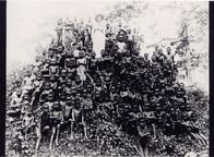 Geschichte des Rassismus – Die britische Anti-Sklaverei-Aktivistin Alice Seeley-Harris mit afrikanischen Kindern im Kongo (1904).