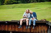 Watzmann ermittelt – Vevi Wagner (Sophia Schober, r.) und Lukas Schuberl (Franz Xaverl Zeller, r.) unterhalten sich bei einem Bier über den skurrilen Fall.