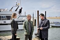 Die Toten vom Bodensee – L-R: Hannah Zeiler (Nora Waldstätten), Micha Oberländer (Matthias Koeberlin), Thomas Komlatschek (Hary Prinz).