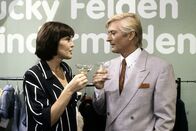Ich heirate eine Familie – Angi (Thekla Carola Wied) ist bei Lucky Felden (Peer Augustinski), ihrem neuen Chef in der Kindermodebranche, eingestiegen, um der Familie aus finanziellen Nöten zu helfen.