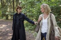 Sturm der Liebe – Xenia (Elke Winkens, l.) versucht Madeleine (Dominique Marquet, r.) zum Bleiben zu überreden.