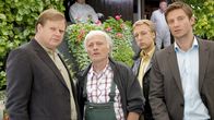 Die Rosenheim-Cops – Am Tatort treffen Hartl (Michael A. Grimm, l.), Hansen (Igor Jeftic, r.) und Mohr (Max Müller, 2.v.r.) auf Gärtner Hubert Behrend (Gerhard Acktun, 2.v.l.), der über den Tod seiner Arbeitgeberin nicht erschüttert scheint.