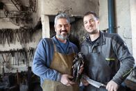 Heimatleuchten – Portrait von Martin und Michael Wilberger mit Statue