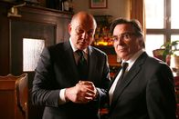Adel dich – Von links: Louis Falke (Wolfgang Böck) und Wendel Overmann (Elmar Wepper) im Restaurant.