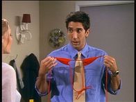 Friends – Ross (David Schwimmer, r.) hat seine Probleme damit, dass seine Freundin ihren Urlaub leicht bekleidet am Strand verbringen will.
