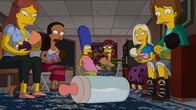 Die Simpsons – Marge (3.v.l.) fühlt sich bei Emily (3.v.r.) und ihren Freunden nicht sehr wohl, während Homer von den neuen Nachbarn total begeistert ist ...