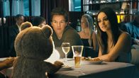 Ted – Als sie einen Heiratsantrag von John (Mark Wahlberg, l.) bekommt, ist sich Lori (Mila Kunis, r.) nicht sicher, ob sie sich wirklich ein Leben zu dritt, mit John und Johns Donner-Buddy Ted, vorstellen kann ...