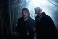Mr. Inbetween – Gary (Justin Rosniak, l.); Ray Shoesmith (Scott Ryan, r.)