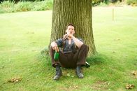 Father Brown – Henry Gibbs (Gareth Jewell) wartet auf das Eintreffen von Emily.