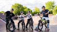 Checker Julian – Zusammen mit BMX-Profi Johannes (links) und den Nachwuchs-BMXler Janro und Eloy checkt Julian (rechts) alles zum BMX.