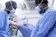 Atlanta Medical – Dr. Mina Okafor (Shaunette Renée Wilson, l.); AJ Austin (Malcom-Jamal Warner, r.)