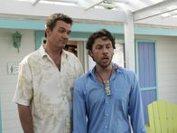 Scrubs - Die Anfänger – Während die Hochzeit vom Hausmeister (Neil Flynn, l.) bevorsteht, stellt sich bei J.D. (Zach Braff, r.) keine romantische Stimmung ein, da er für Elliot noch nicht den richtigen Liebesschwur gefunden hat ...