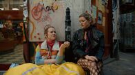 Extraordinary – Jen (Máiréad Tyers, l.) und Carrie (Sofia Oxenham, r.) führen ein ehrliches Krisengespräch – und überlegen gemeinsam, wie sie mit der Situation umgehen sollen.