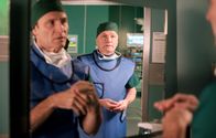 In aller Freundschaft – Dr. Martin Stein (Bernhard Bettermann, li.) hat eigentlich mit Dr. Brentano gerechnet. Als Dr. Roland Heilmann (Thomas Rühmann, re.) an seinem eigentlich freien Tag plötzlich auftaucht, ahnt Martin, dass zu Hause der Familiensegen schief hängt. Und dem ist auch so. Roland hatte Streit mit dem Sohn seiner Freundin Katja.