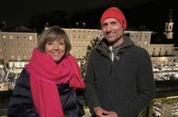 Expedition in die Heimat – Annette Krause mit Arnold Fellinger, Macher des Salzburger Christkindlmarkts.