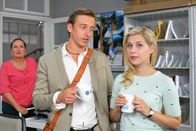 Die Rosenheim-Cops – Im Kommissariat geben Controller Lorenz (Benedikt Blaskovic, M.) und Lange (Sarah Thonig, r.) Anlass zu Spekulationen bei Frau Grasegger (Ursula Maria Burkhart, l.).