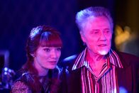 The Outlaws – Auch Frank (Christopher Walken) schaut auf Lady Gabby's (Eleanor Tomlinson) Party vorbei.