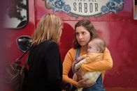 Bump – Angie Davis (Claudia Karvan, l.); Olympia "Oly" Chalmers-Davis (Nathalie Morris, r.)