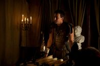 Spartacus – Der Befehlshaber der römischen Armee, Claudius Glaber (Craig Parker), spielt mit dem Thrakerstamm ein unfaires Spiel. Als daraufhin die Thraker rebellieren, beendet er den Aufstand, in dem er Spartacus' Frau an einen syrischen Sklavenhändler und Spartacus selbst an die Gladiatorenschule von Batiatus verkauft ...
