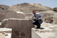 Tatort Pyramide - Grabräubern auf der Spur – Seltener Fund: Der Ägyptologe Dr. Chris Naunton freut sich über eine versiegelte Grabkammer – nach über 4000 Jahren soll sie erstmals geöffnet werden.
