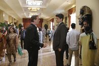 Navy CIS – Nehmen bei einer Veranstaltung zur Bekämpfung von Terrorgruppen in Kairo teil. Doch diese endet anders als geplant: NCIS Special Agent Ned Dorneget (Matt Jones, vorne r.) und McGee (Sean Murray, vorne l.) ...