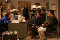 Two and a Half Men – Durch sein etwas seltsames Auftreten sind Charlie (Charlie Sheen, r.) und Alan (Jon Cryer, M.) von Stan (Richard Lewis, l.) schockiert ...