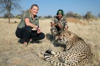 GEO Reportage – Marlice van Vuuren und Fährtenleser Debe im Tierreservat Naankuse mit Gepardin Roadie