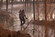 65 – Mills (Adam Driver, r.) und Koa (Ariana Greenblatt, l.) müssen nach ihrer Bruchlandung auf ihrem Weg zu einer Rettungskapsel eine beschwerliche Reise durch die Wildnis auf sich nehmen, wobei viele Gefahren auf sie lauern.