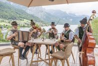 Hoagascht – Gimeplinsel Saitenmusi musiziert auf der Terrrasse des Hotel Mondi am Grundlsee