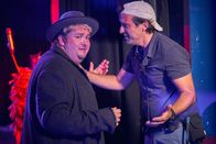 Andere Eltern – Malte (Daniel Zillmann, l.) ist nach seinem gefloppten Auftritt verzweifelt, auch wenn sein Produzent und Freund Uwe (Alexander Weise, r.) ihn versucht zu trösten.