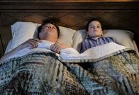 Young Sheldon – Der Ausflug nach Cape Canaveral wird für George (Lance Barber, l.) und Sheldon (Iain Armitage, r.) eine Herausforderung ...