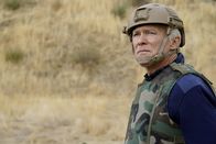 Navy CIS – Während seines Truppenbesuchs in Afghanistan muss Senator Phillips (James Morrison) erfahren, dass sein Sohn in Lebensgefahr schwebt ...