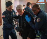 9-1-1 Notruf L.A. – L-R: Ravi Panikkar (Anirudh Pisharody), Ned (Mark Bramhall) und Henrietta 'Hen' Wilson (Aisha Hinds)
