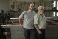 37°: Verbündete im Leben - Großeltern und Enkel – Opa Erwin (r.) arbeitet mit 85 Jahren immer noch mit seinem Enkel Johannes (l.) in der Familienweberei.