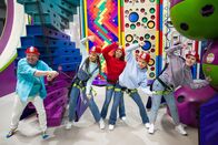 TanzAlarm – Volker überrascht die TanzAlarm Kids beim Klettern mit seinem Song "Feuerwehr Gymnastik".