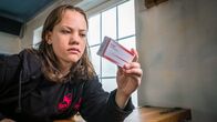 Die Pfefferkörner – Kira (Marlene von Appen) fragt sich, wie Dopingmittel in ihre Sporttasche kommen.