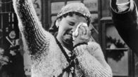 Die Welt in Flammen – Die British Bombing Survey Unit stellt fest, dass es trotz steigender Opferzahlen nicht gelungen ist, den Einfluss der Nazis auf die Deutschen zu brechen. Doch nach dem verheerenden Angriff auf Hamburg am 25. Juli 1943 macht sich Verzweiflung in der Bevölkerung breit.