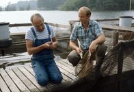 Löwenzahn Classics – Peter Lustig (l.) besucht eine Fischzucht.