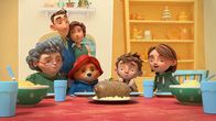 Paddingtons Abenteuer – v.li.: Mrs. Bird, Mr. Brown, Mrs. Brown, Paddington, Jonathan Brown, Judy Brown