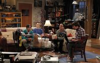 The Big Bang Theory – Koothrappali (Kunal Nayyar, l.), Sheldon (Jim Parsons, 2.v.l.) und Leonard (Johnny Galecki, 2.v.r.) sind begeistert von dem Roboterarm, den Howard (Simon Helberg, r.) konstruiert hat.