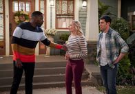 The Neighborhood – (v.l.n.r.) Malcolm Butler (Sheaun McKinney); Gemma Johnson (Beth Behrs); Dave Johnson (Max Greenfield)