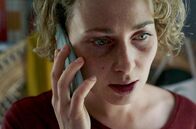 Twin – Ingrid (Rebekka Nystabakk) steht unter Druck: Die Täuschung könnte jederzeit auffliegen.