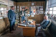 The Bay – Die Ermittlungen führen zu einem Boxstudio in der Stadt. Dabei befragen DI Anthony Manning (Daniel Ryan, l.) und DS James Clarke (Andrew Dowbiggin, M.) Vinnie (Gary Lewis, r.), den Boxtrainer des Opfers. Da der Verstorbene regelmäßig im Boxstudio trainierte, ist die Aussage des Trainers für die Beamten sehr wichtig.
