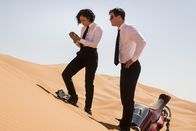 Men in Black: International – Nach dem Basar die Wüste: Ungeheure Beschleunigung hat die Agenten H (Chris Hemsworth) und M (Tessa Thompson) aus der Stadt in die Wüste katapultiert, wo M die Gelegenheit nutzt, sich einen kleinen Gegenstand genauer anzusehen.