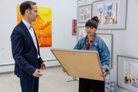 Die Rosenheim-Cops – Die Stadtzeichnerin Peggy Meising (Mira Mazumdar, r.) möchte ihren Beitrag zur Ausstellung von Dr. Baumgartner (Oliver Bürgin, l.) zurückziehen.